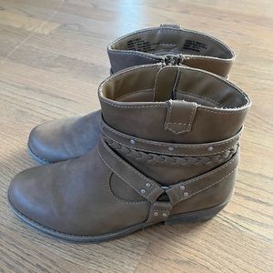 Kohl’s Courtney Stone Girls brown Faux Leather boots 5 med